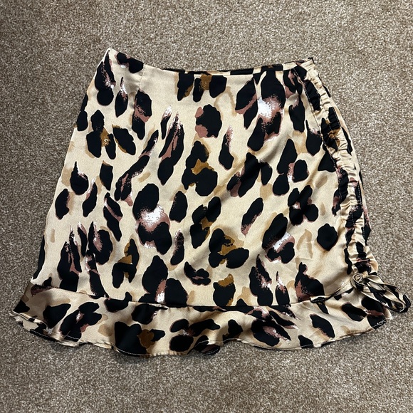 Missguided Petite US 0 Satin Leopard Print Ruched Frills Mini Skirt - Picture 1 of 8